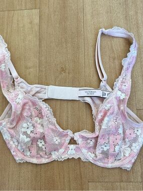 The Fabulous by Victoria’s Secret Full Cup Lace Bra Purest Pink Lace